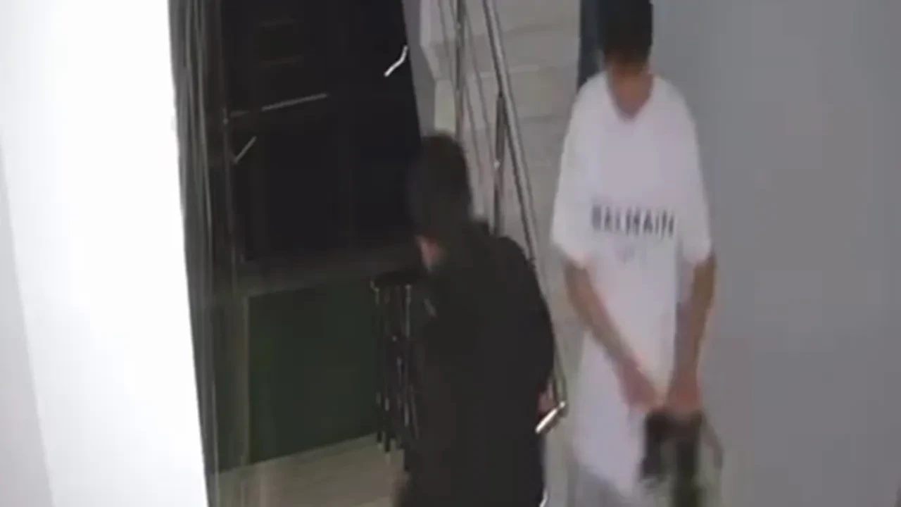 Arsız hırsızlar iş başında! Çaldıkları ayakkabıların kalitesini kontrol edip öyle aldılar