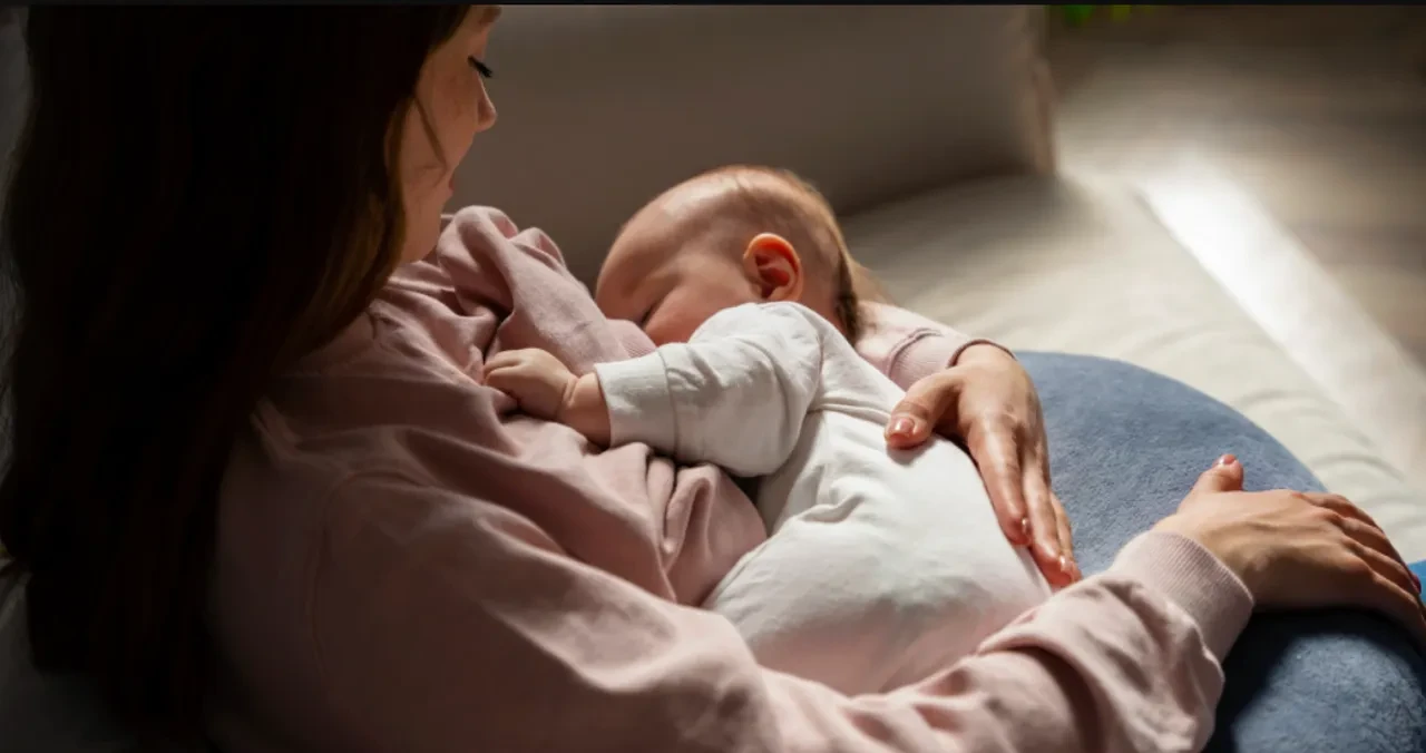 Bebeklerde emzirme ne zaman bırakılmalı? Bebeği sütten kesmek için en doğru zaman