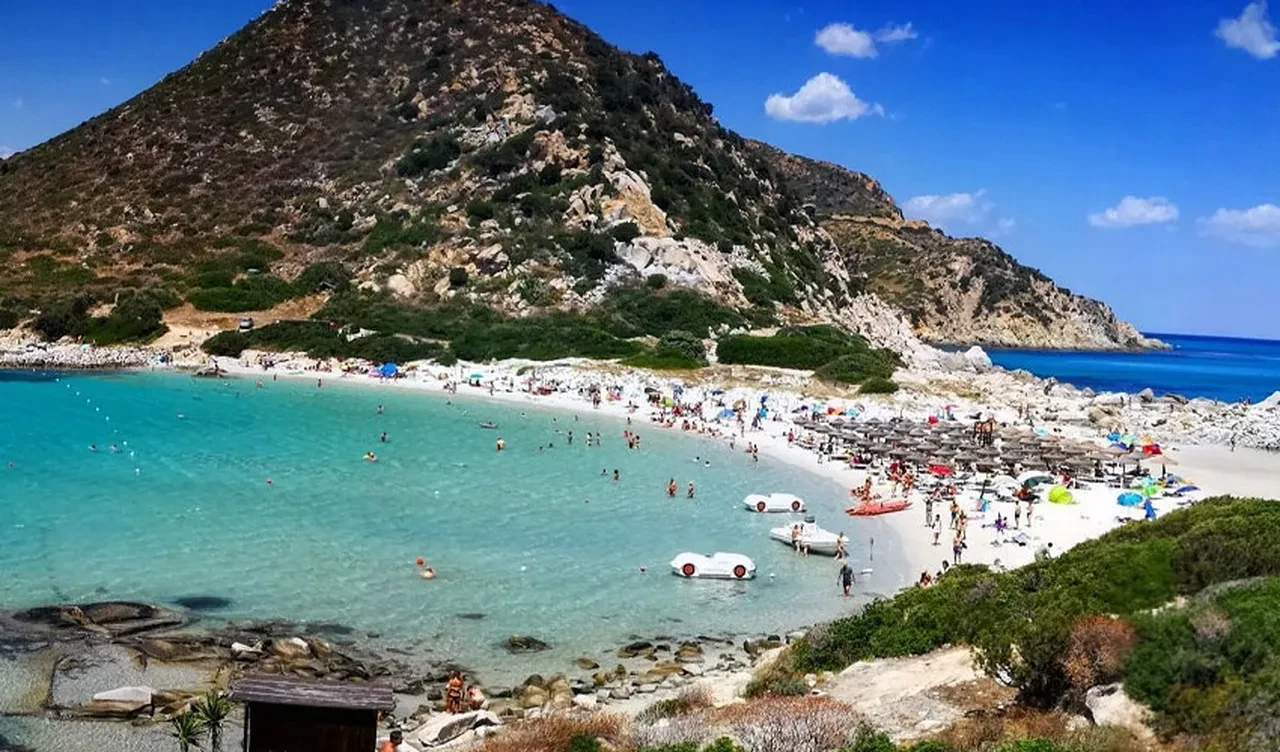 Bu sahilde sadece 10 yaşa kadar çocuklar ve yaşlılar şemsiye kullanabiliyor! Diğerlerine yasak