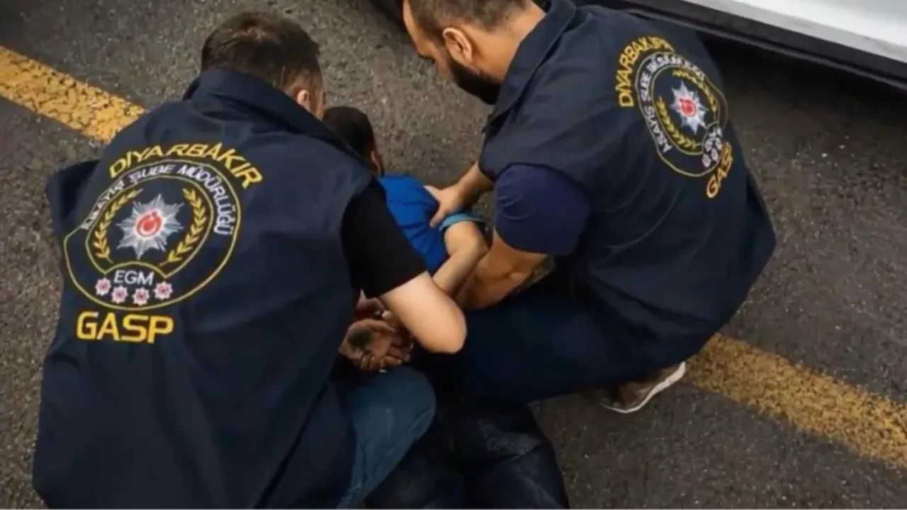 Diyarbakır'da Yapı Kredi şubesini kurşunlayan 2 şüpheli tutuklandı!