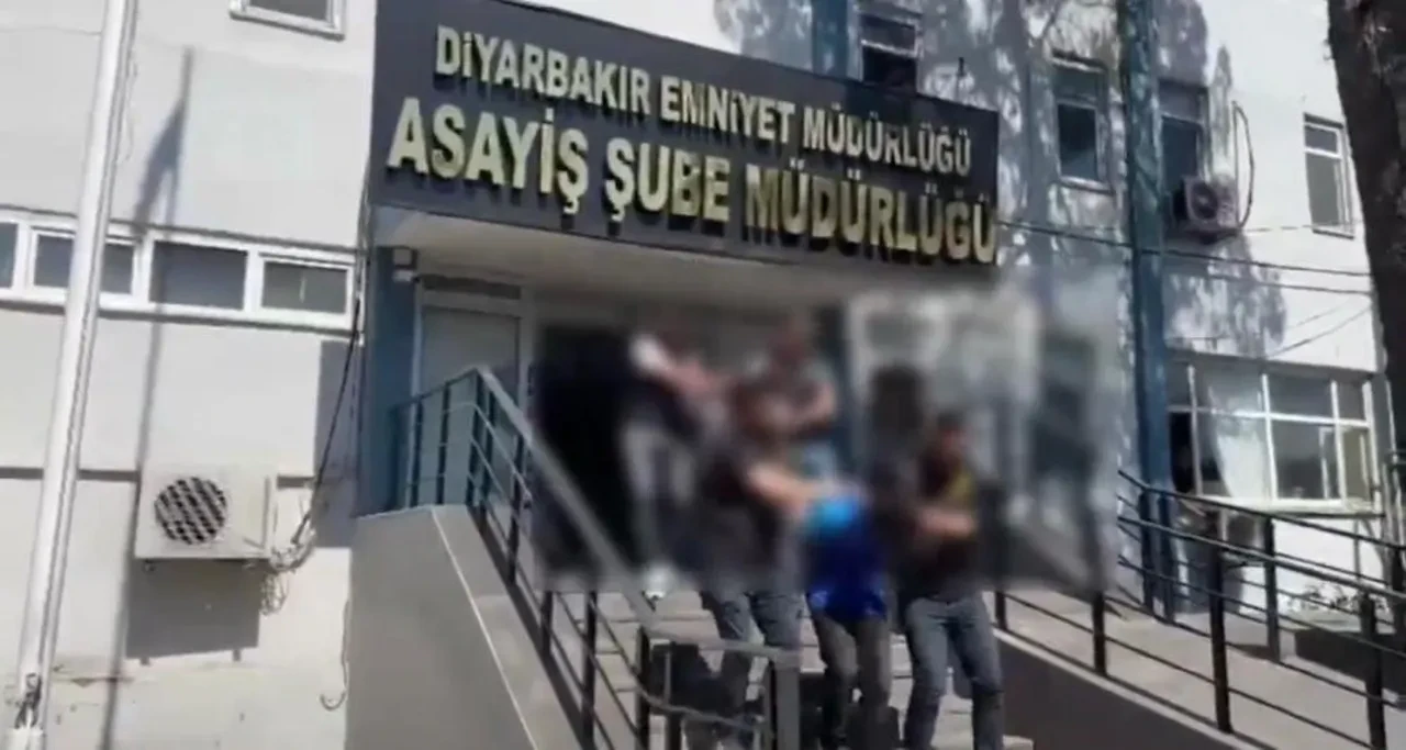 Diyarbakır'da Yapı Kredi şubesini kurşunlayan 2 şüpheli tutuklandı!