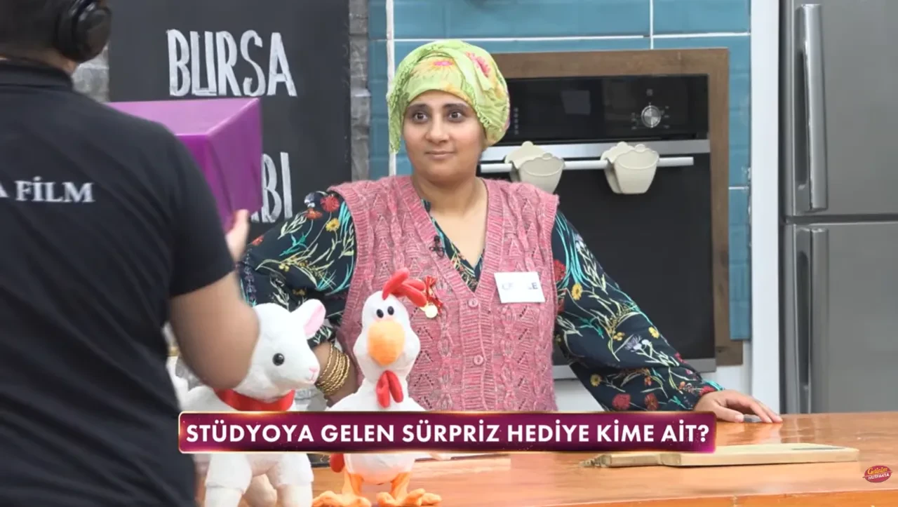 Gelinim Mutfakta'da bir sürpriz hediye daha! İçinden çıkan şiir Cemile'yi çileden çıkardı