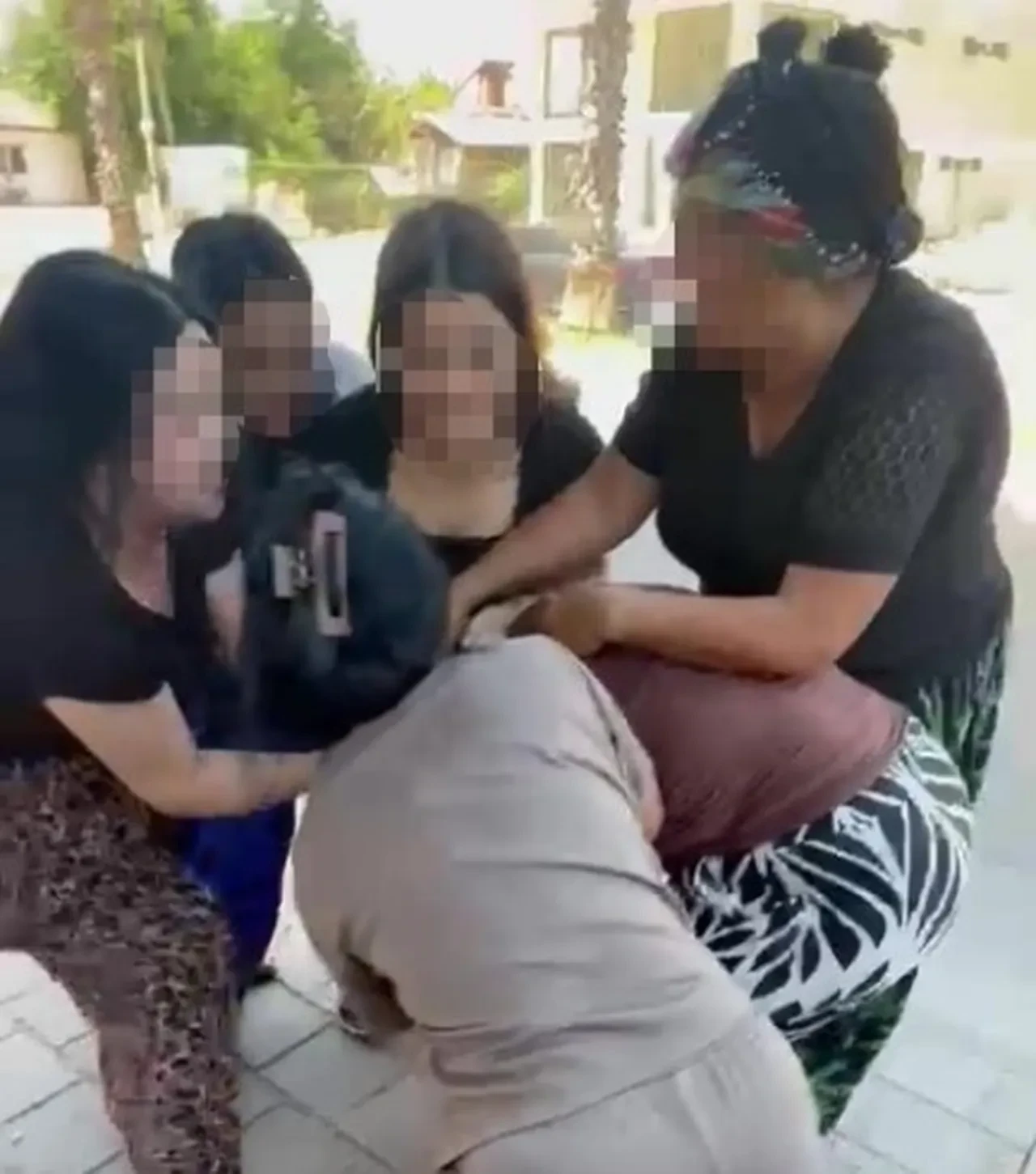 Güpegündüz 6 kadının saldırısına uğradı! Hem dövdüler hem de videoya çektiler