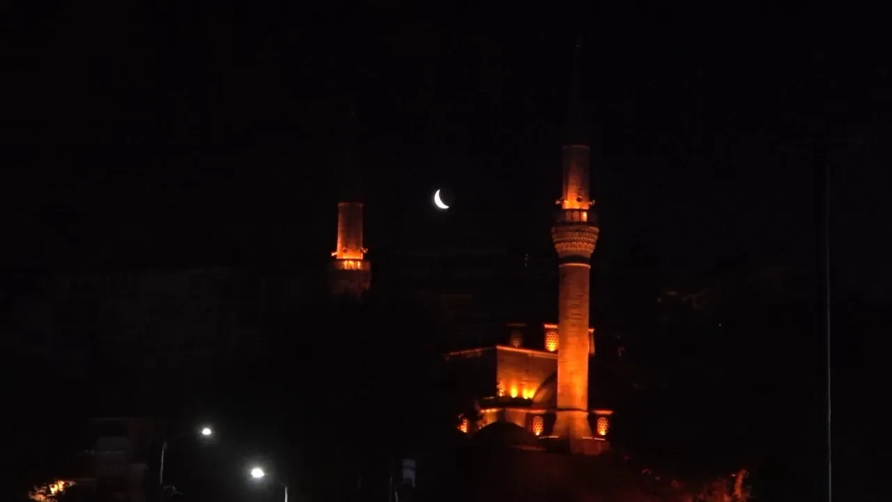 İstanbul silüetinde unutulmaz anlar: Hilal, Mihrimah Sultan Camii ile aynı karede