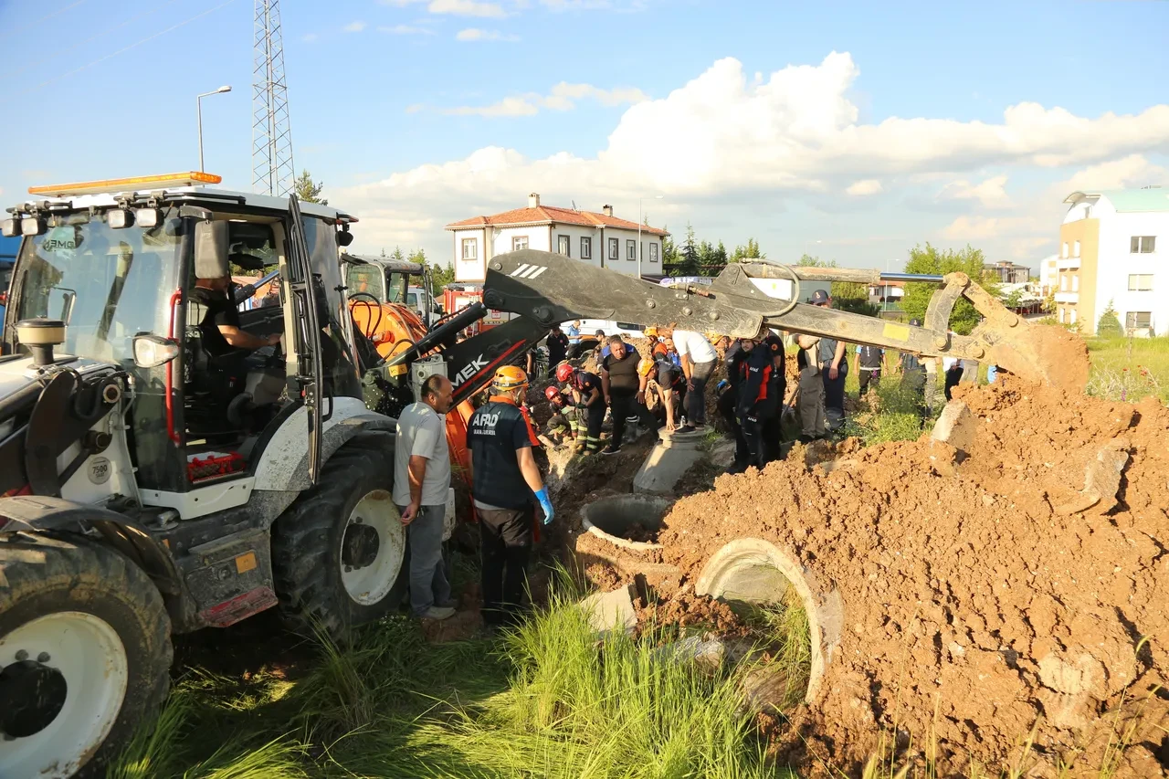 Kanalizasyon kazısında göçük faciası: İşçi toprak altında kaldı