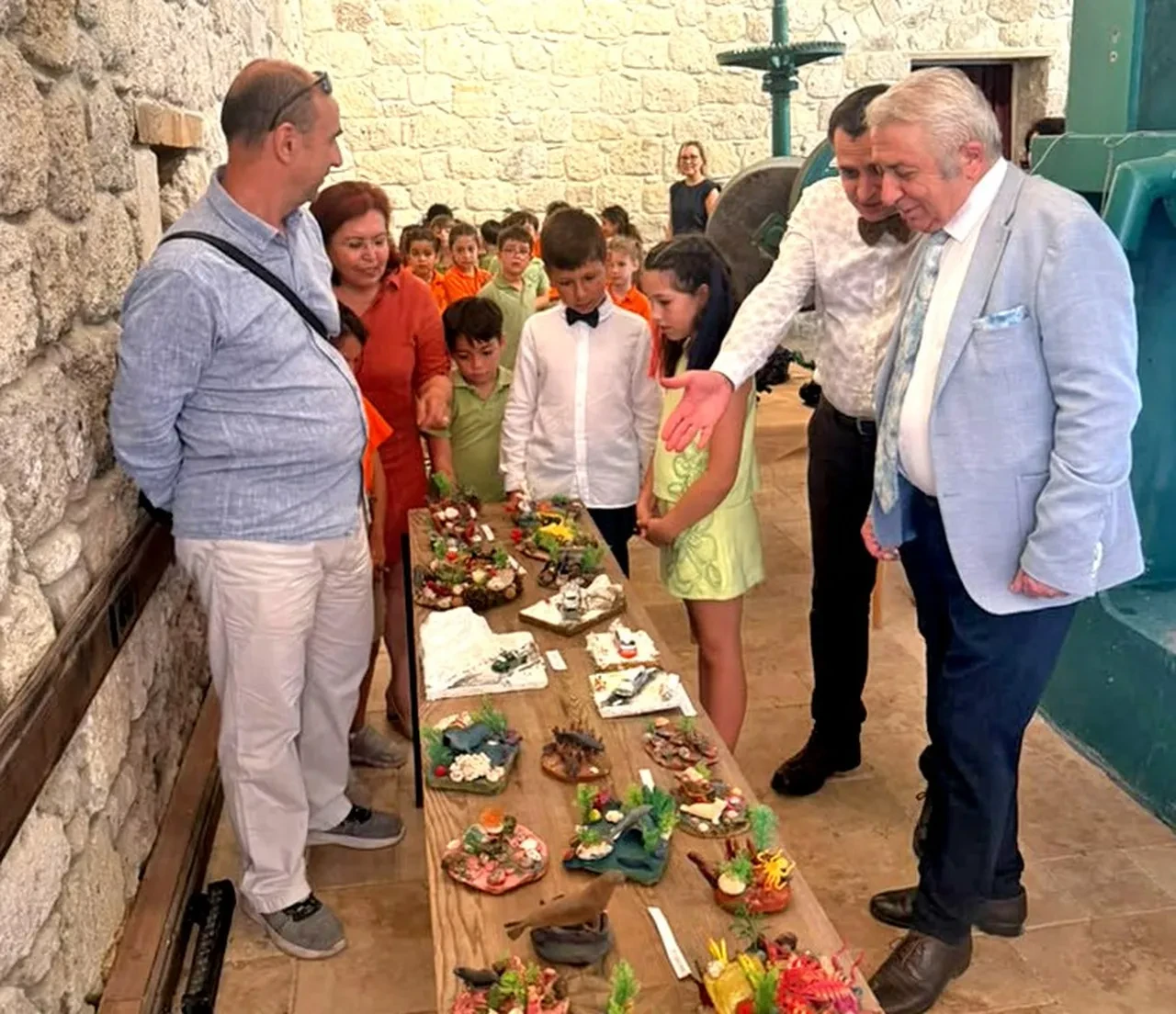 MİNİKLER ATIKLARI SANAT ESERİNE DÖNÜŞTÜRDÜ
