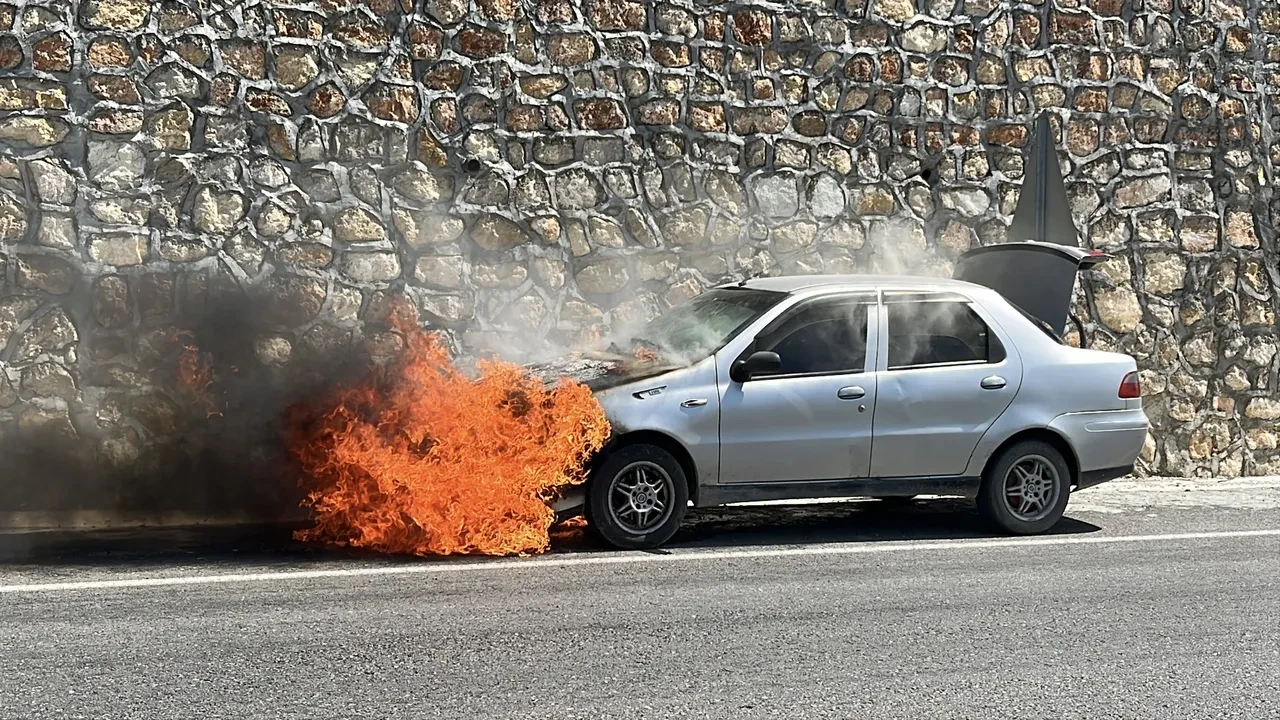 Otomobili gözünün önünde alev alev yandı! 'Cana gelmesin, mala gelsin'