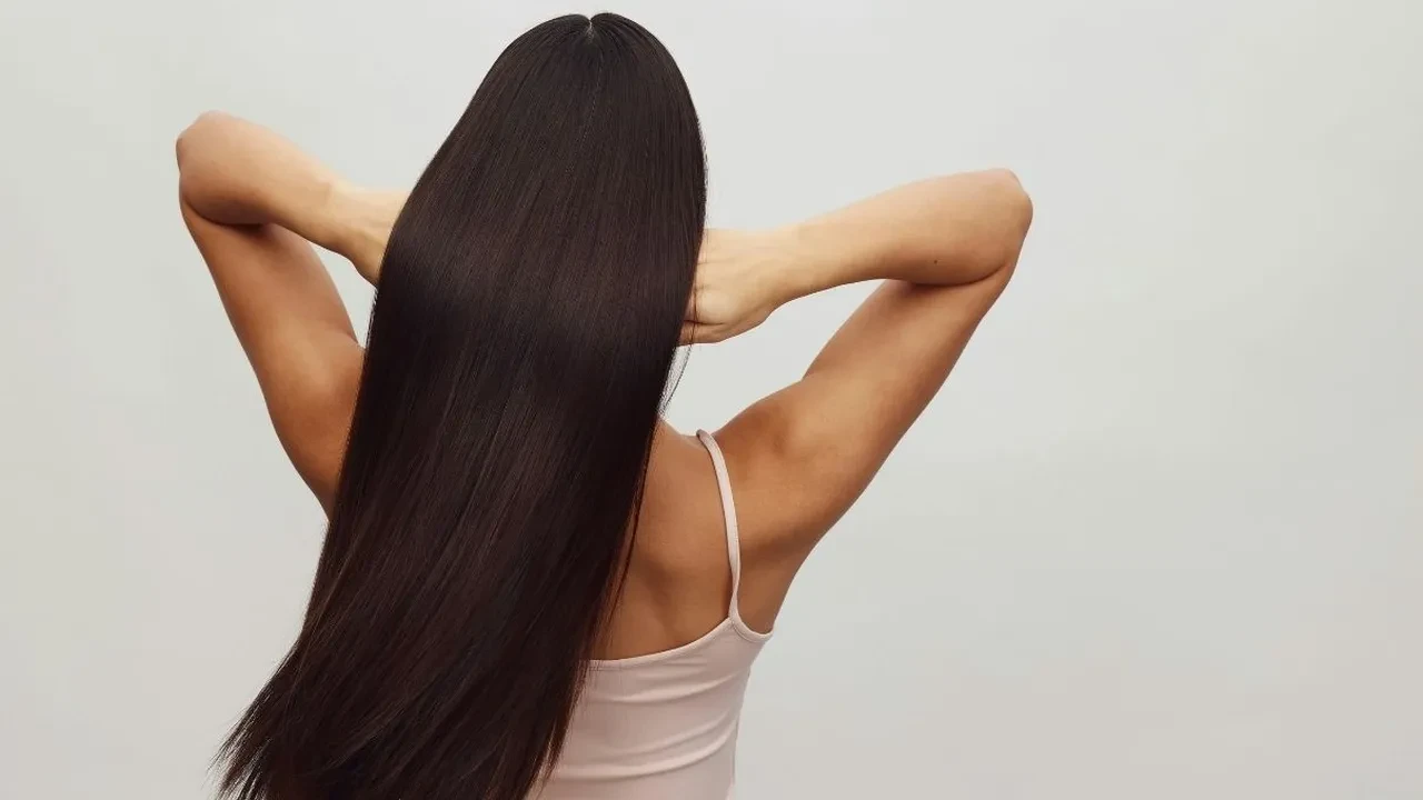 Saçta "Liquid Hair" (sıvı saç) akımı: Saçın ayna gibi parlaması ve dümdüz durmasını sağlayan ev bakım yağları 2026!