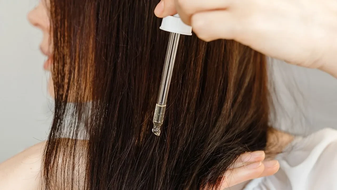 Saçta "Liquid Hair" (sıvı saç) akımı: Saçın ayna gibi parlaması ve dümdüz durmasını sağlayan ev bakım yağları 2026!