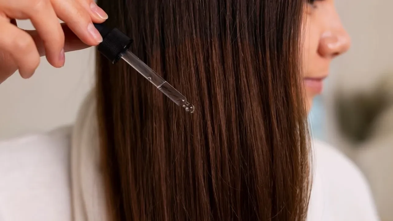 Saçta "Liquid Hair" (sıvı saç) akımı: Saçın ayna gibi parlaması ve dümdüz durmasını sağlayan ev bakım yağları 2026!