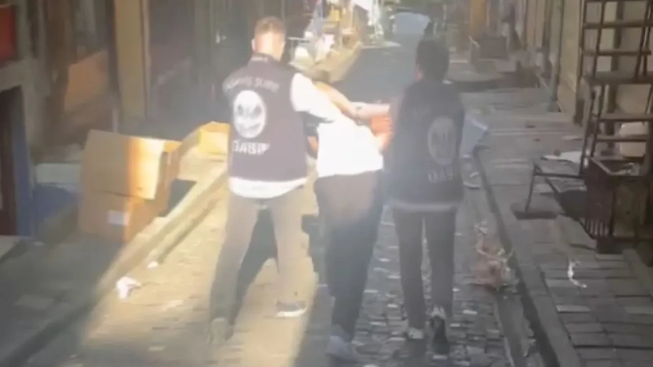 Şişli'de parka yasa dışı pankart asıldı: 7 kişi gözaltına alındı