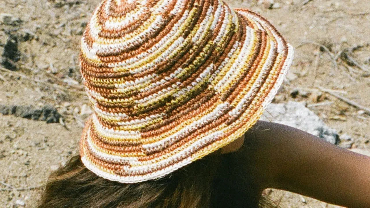 Tığ işi (Crochet) "Bucket Hat" hasır şapka yapımı: Yazlık ip seçimi ve siperliğin kıvrılmasını önleme hilesi 2026