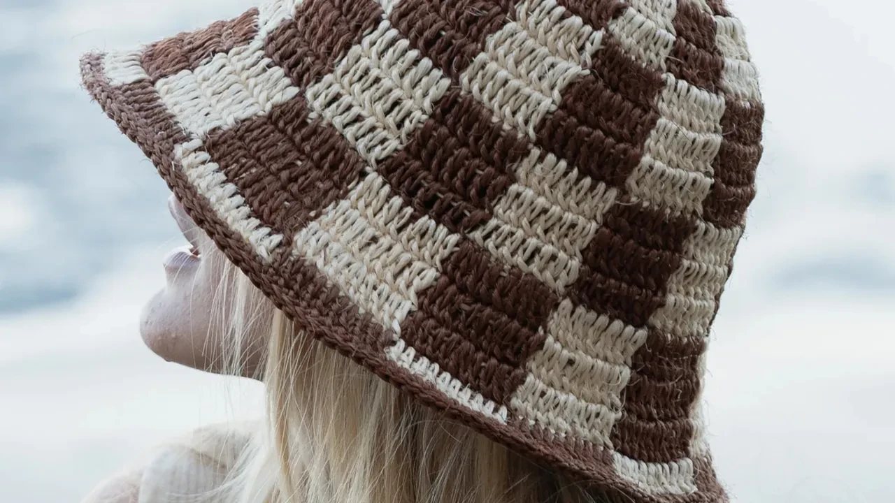 Tığ işi (Crochet) "Bucket Hat" hasır şapka yapımı: Yazlık ip seçimi ve siperliğin kıvrılmasını önleme hilesi 2026