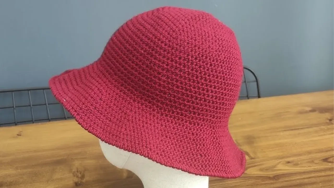 Tığ işi (Crochet) "Bucket Hat" hasır şapka yapımı: Yazlık ip seçimi ve siperliğin kıvrılmasını önleme hilesi 2026