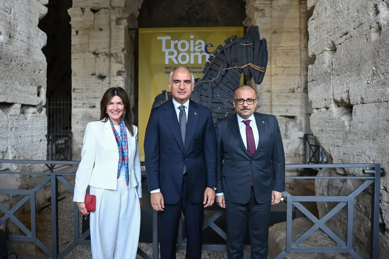 Troya'nın binlerce yıllık hikayesi Kolezyum'da dünya sahnesine çıktı