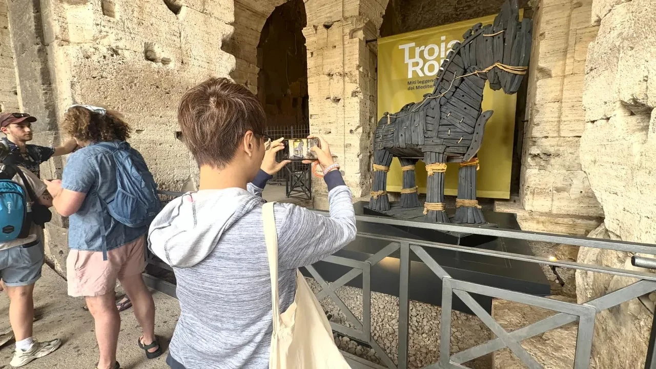 Troya'nın binlerce yıllık hikayesi Kolezyum'da dünya sahnesine çıktı