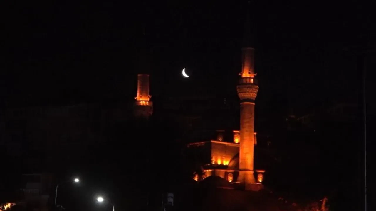 Üsküdar'da Mihrimah Sultan Cami minareleri arasında mest eden görüntü