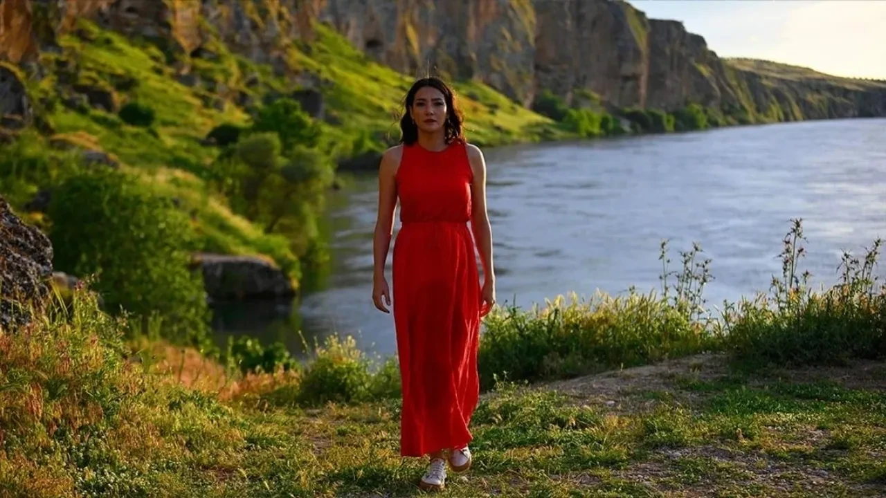 Aybüke Pusat'tan bomba hamle! Halef Köklerin Çağrısı dizisinden ayrılmıştı