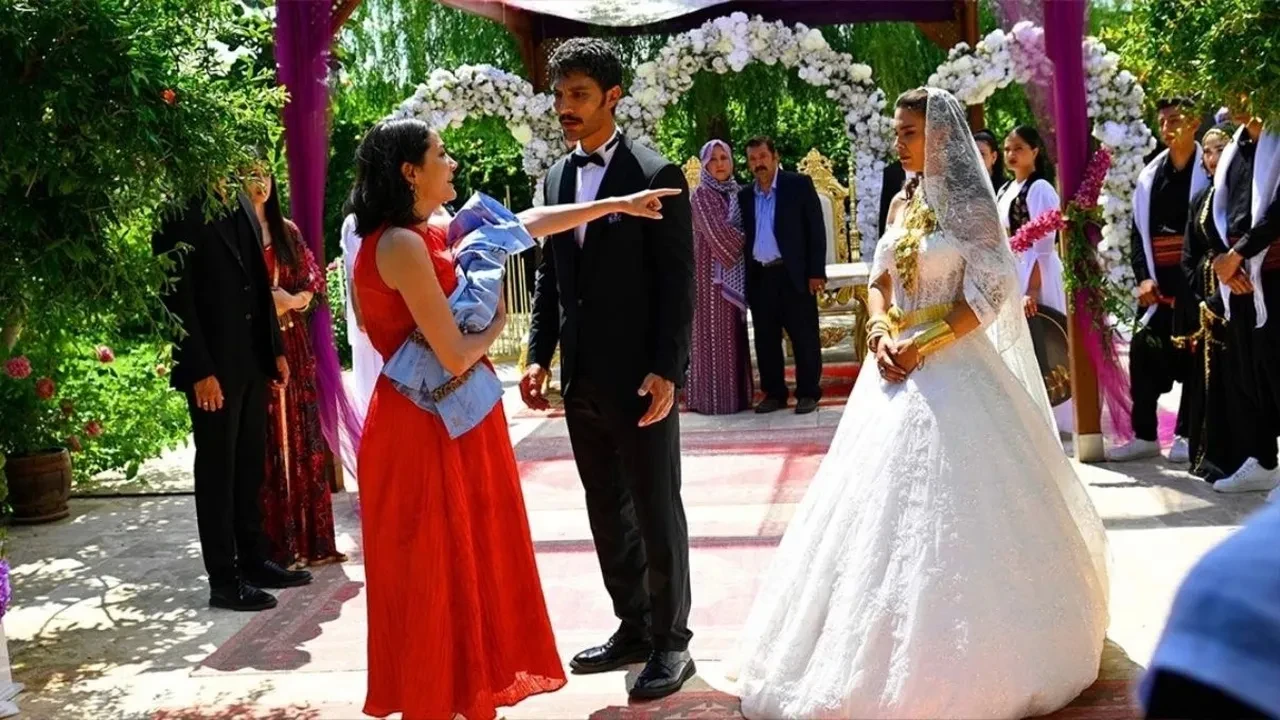 Aybüke Pusat'tan bomba hamle! Halef Köklerin Çağrısı dizisinden ayrılmıştı