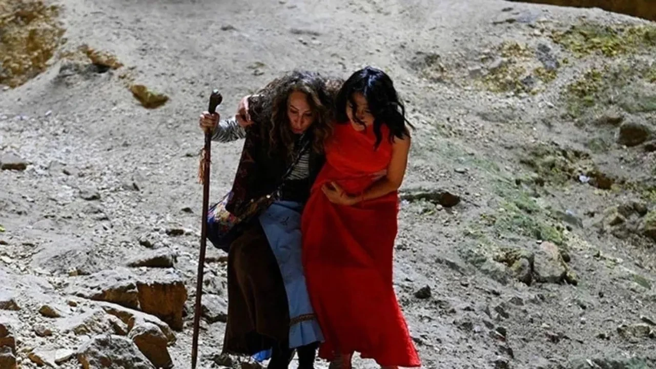 Aybüke Pusat'tan bomba hamle! Halef Köklerin Çağrısı dizisinden ayrılmıştı