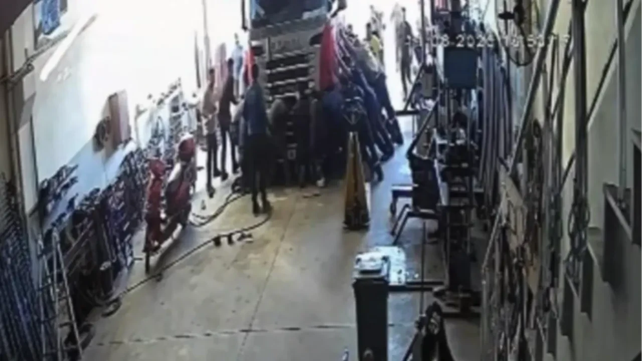 Baba ve oğlu, tırın altında kaldı! Onlarca esnafın kurtarma operasyonu kamerada