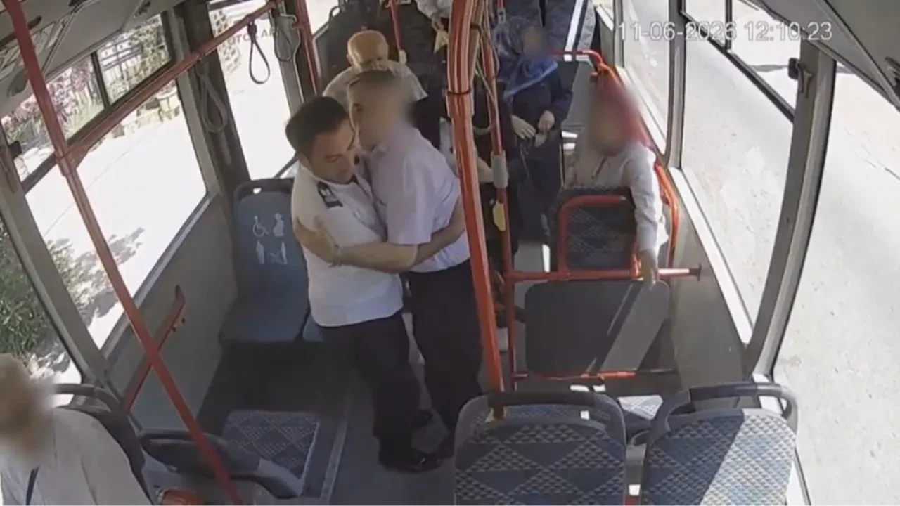 Bir anda fenalaştı, şoför ve yolcular seferber oldu! O anlar kamerada
