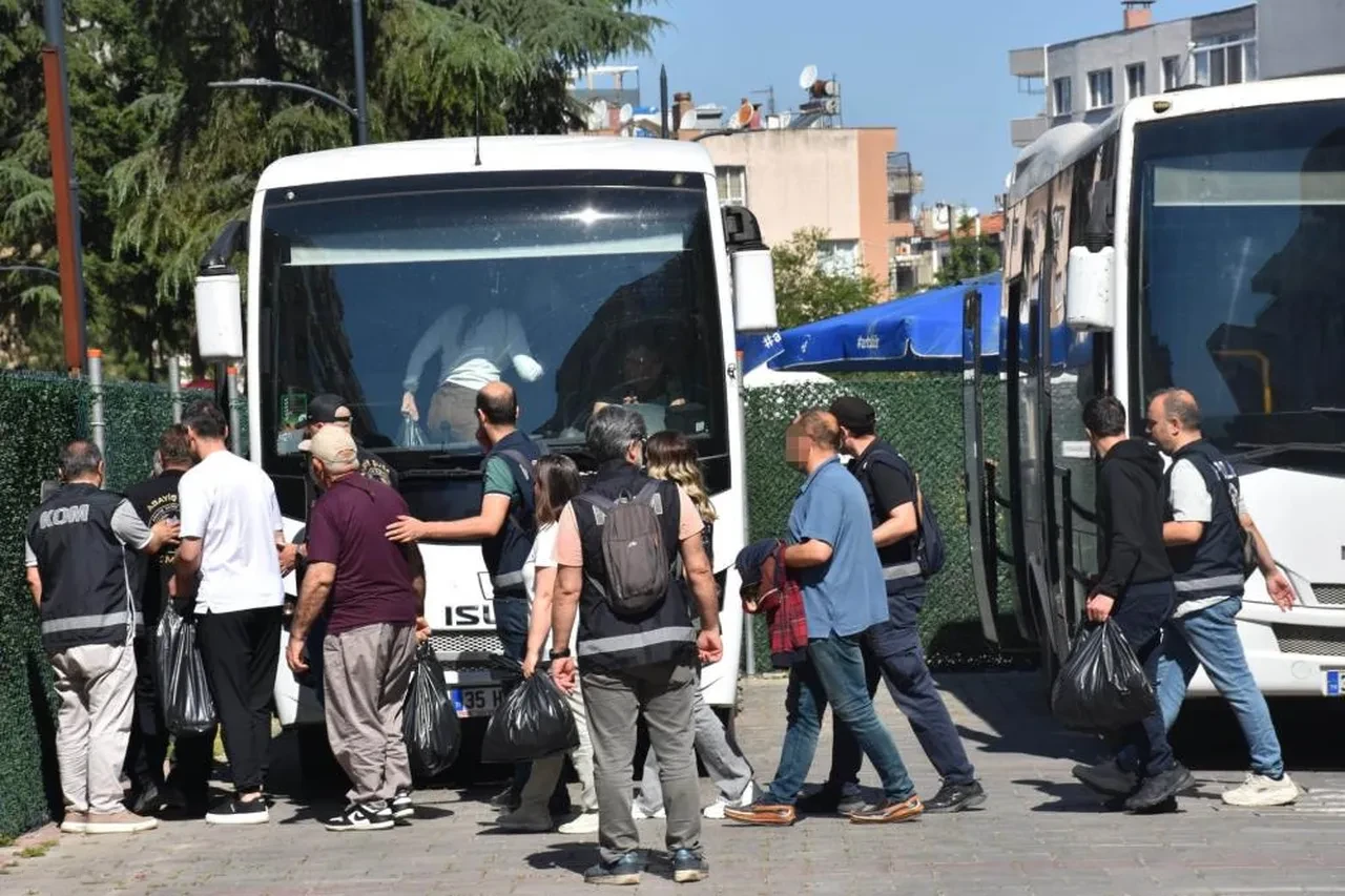 Ege Üniversitesi'nde kamuyu 3,1 milyar TL zarara uğratan şebekeye ağır darbe: Eski başhekim ve genel sekreter dahil 27 tutuklama!