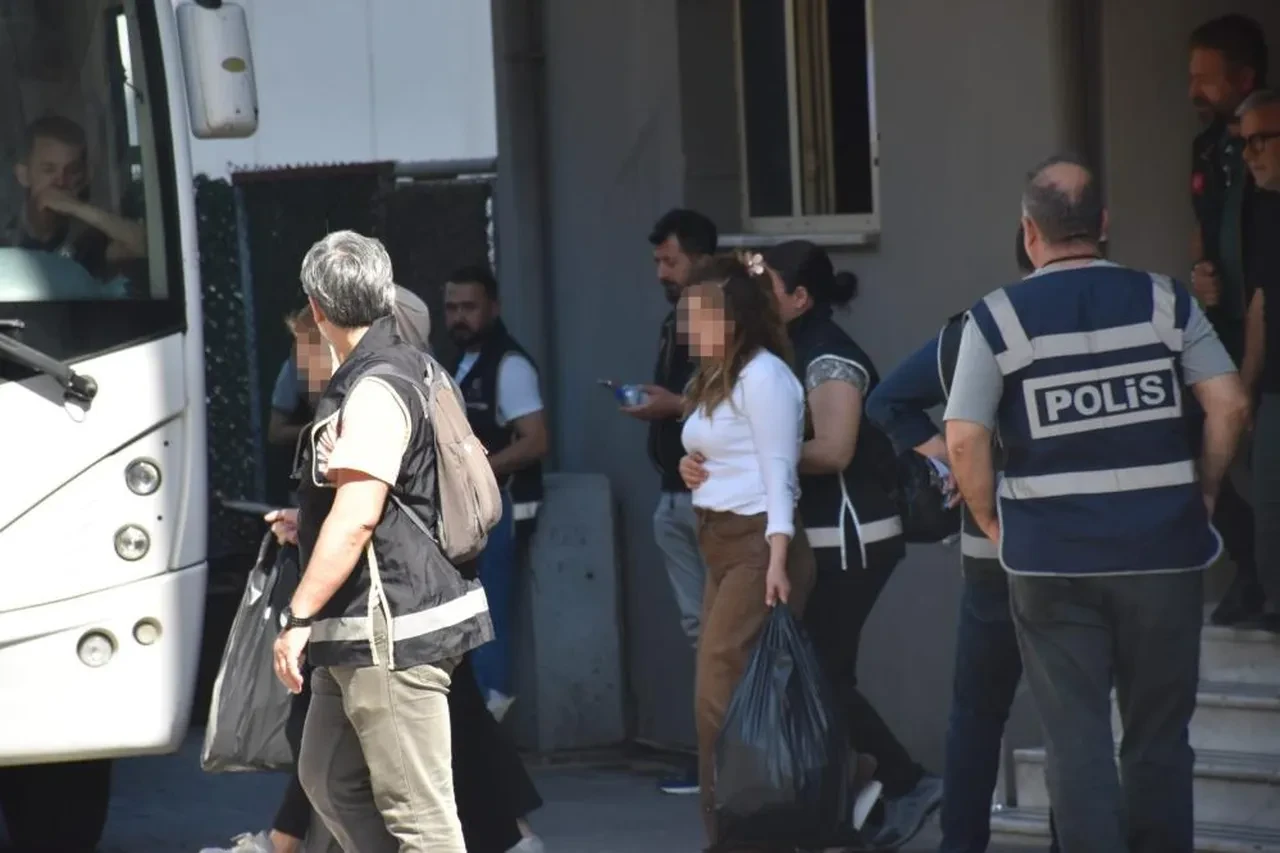 Ege Üniversitesi'nde kamuyu 3,1 milyar TL zarara uğratan şebekeye ağır darbe: Eski başhekim ve genel sekreter dahil 27 tutuklama!