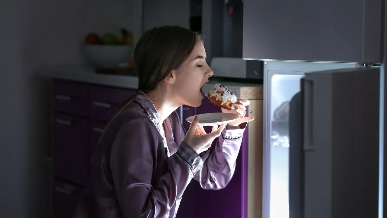 Gece gelen aniden yeme atakları (Binge Eating) ile başa çıkma ve duygusal açlığı yönetme sırları!