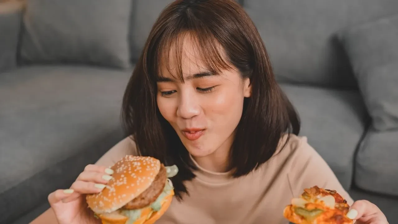 Gece gelen aniden yeme atakları (Binge Eating) ile başa çıkma ve duygusal açlığı yönetme sırları!