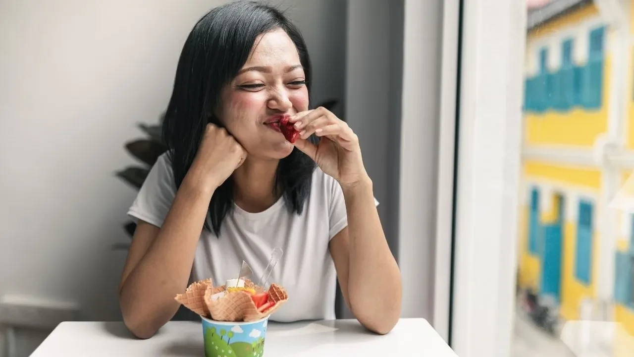 Gece gelen aniden yeme atakları (Binge Eating) ile başa çıkma ve duygusal açlığı yönetme sırları!