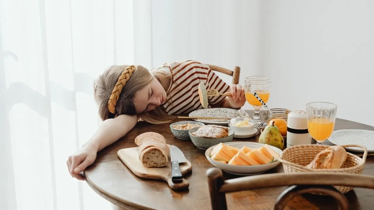 Gece gelen aniden yeme atakları (Binge Eating) ile başa çıkma ve duygusal açlığı yönetme sırları!