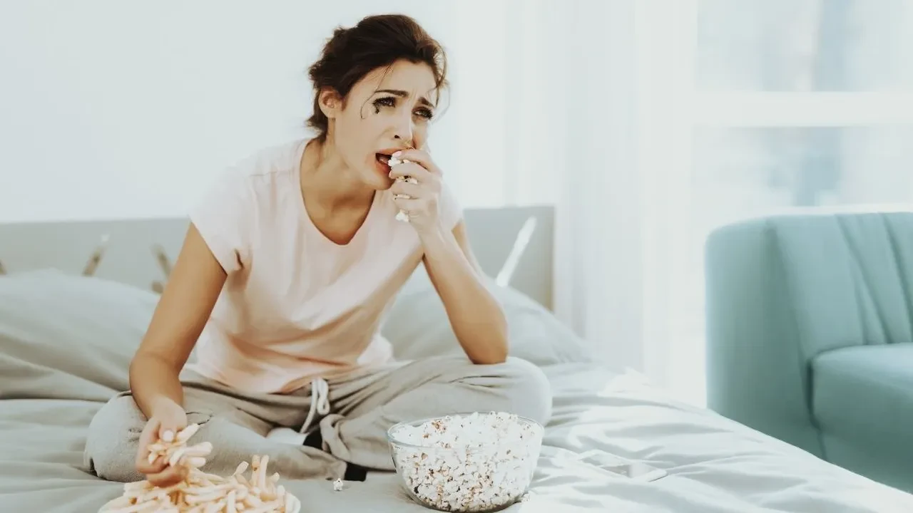 Gece gelen aniden yeme atakları (Binge Eating) ile başa çıkma ve duygusal açlığı yönetme sırları!