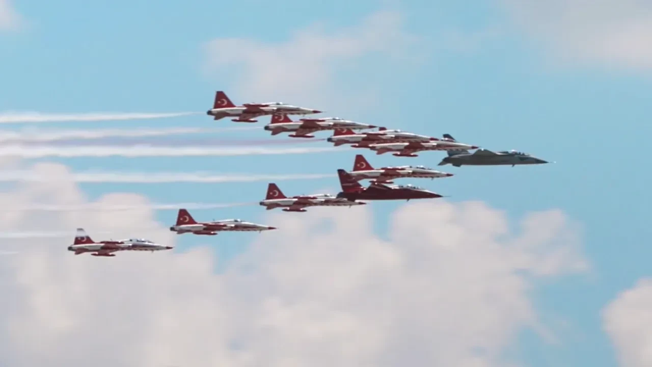 HÜRJET, Türk yıldızlarıyla tarihe imza attı! 10'lu kol uçuşu kamerada