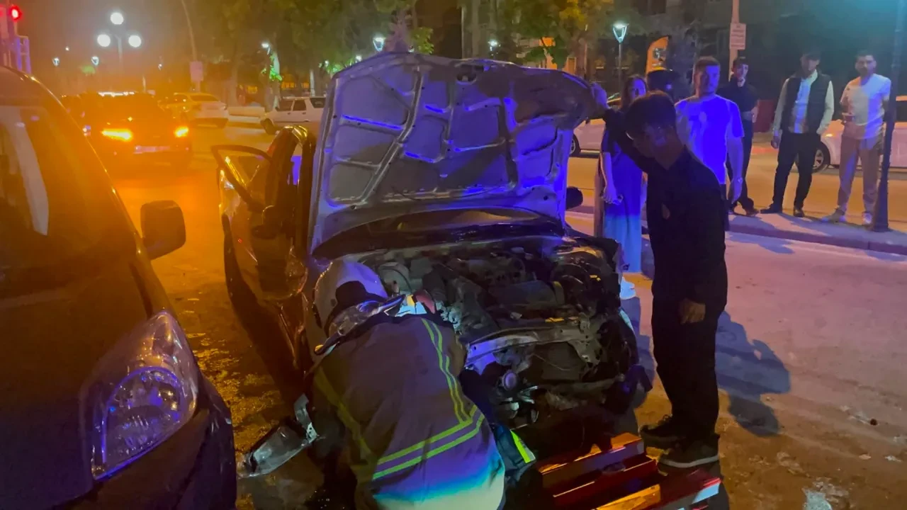 Karaman’da kontrolden çıkan pikap dehşet saçtı: Park halindeki 3 araca çarptı!
