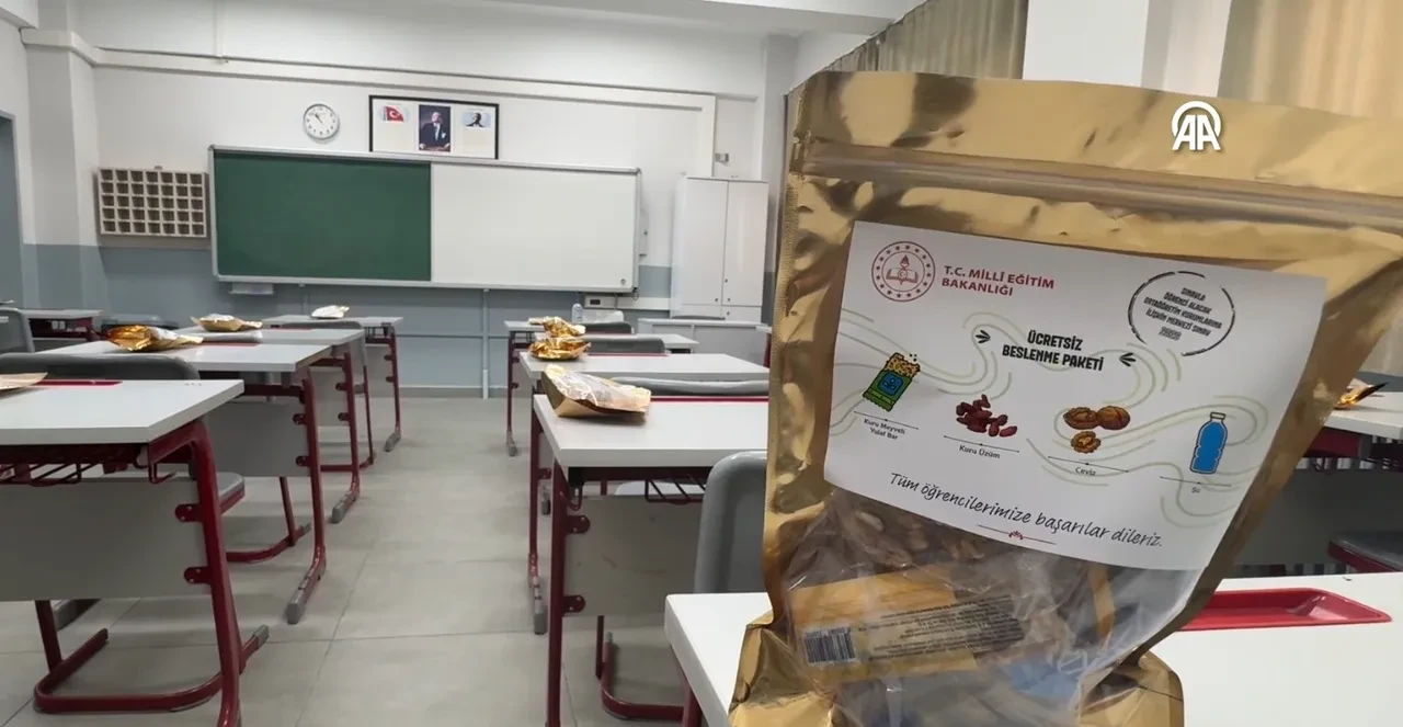 LGS'de bir ilk! Yüzbinlerce paket hazırlandı, sıralara yerleştirildi