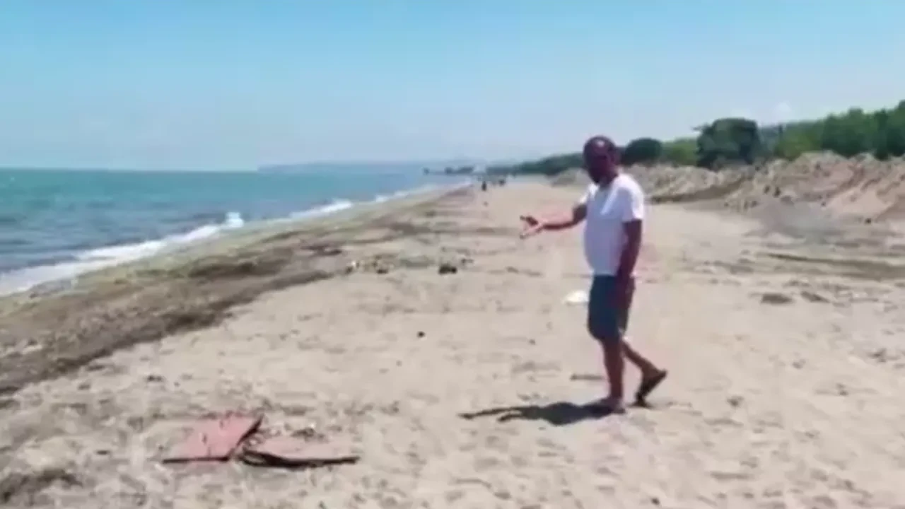 Samsun sahilinde utanç manzarası: Deniz sezonu açıldığı gibi kumsal çöplüğe döndü!