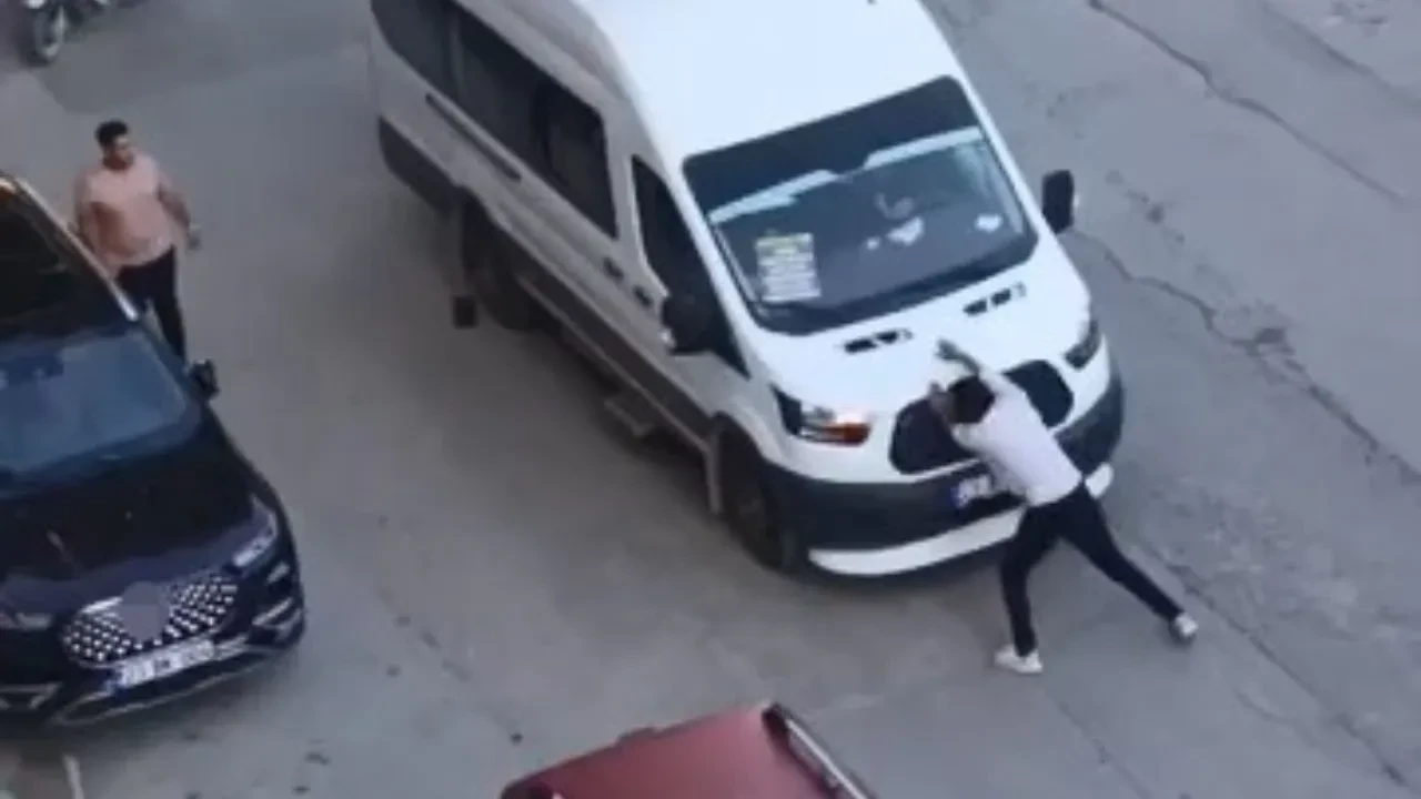 Sinirden ne yapacağını bilemedi! Önünü kestiği yolcu minibüsünü defalarca yumrukladı: O anlar kamerada 