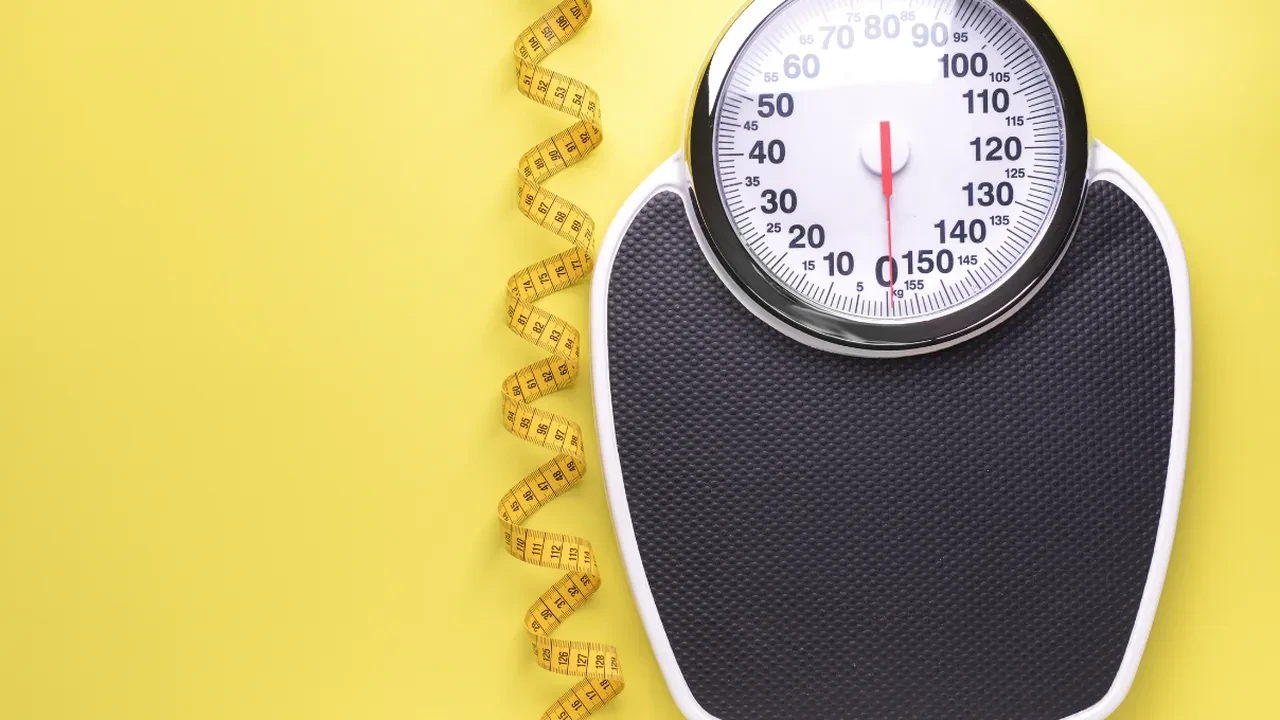 Tartıda sizi 2 kilo fazla gösteren "sodyum ödemi" nedir? 24 saatte vücuttaki gizli şişkinliği akıtan kür