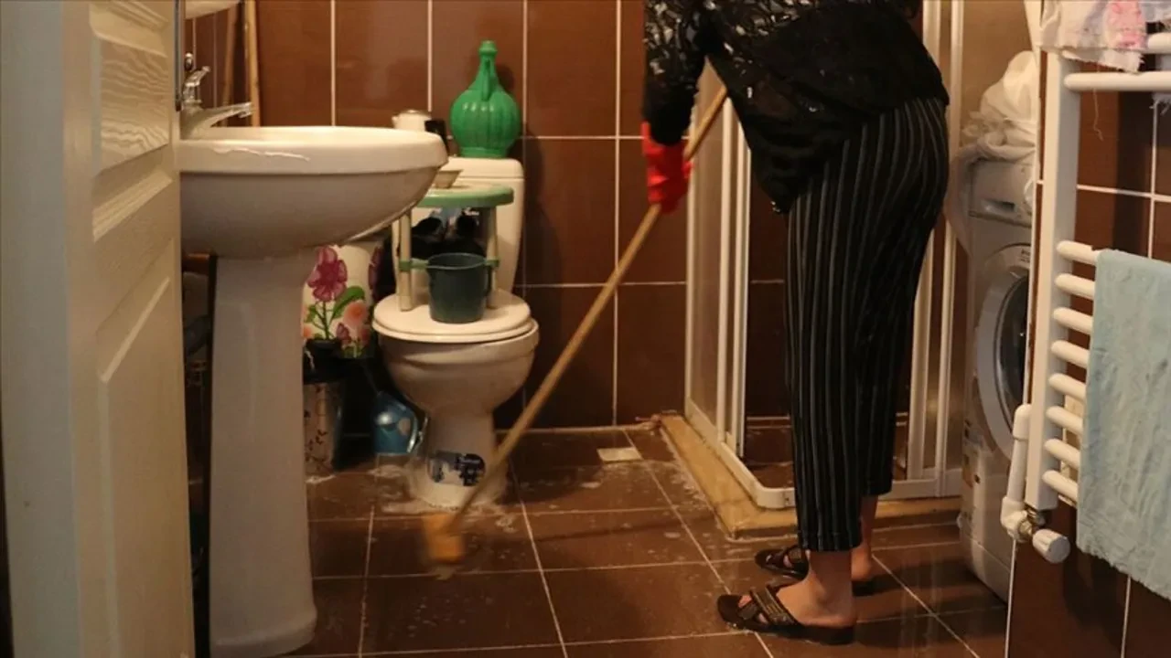 Yıllardır doğru olduğu düşünülüyordu ancak yarardan çok zararı varmış! İşte ev hanımlarının yıllardır yanlış yaptığı temizlik alışkanlıkları