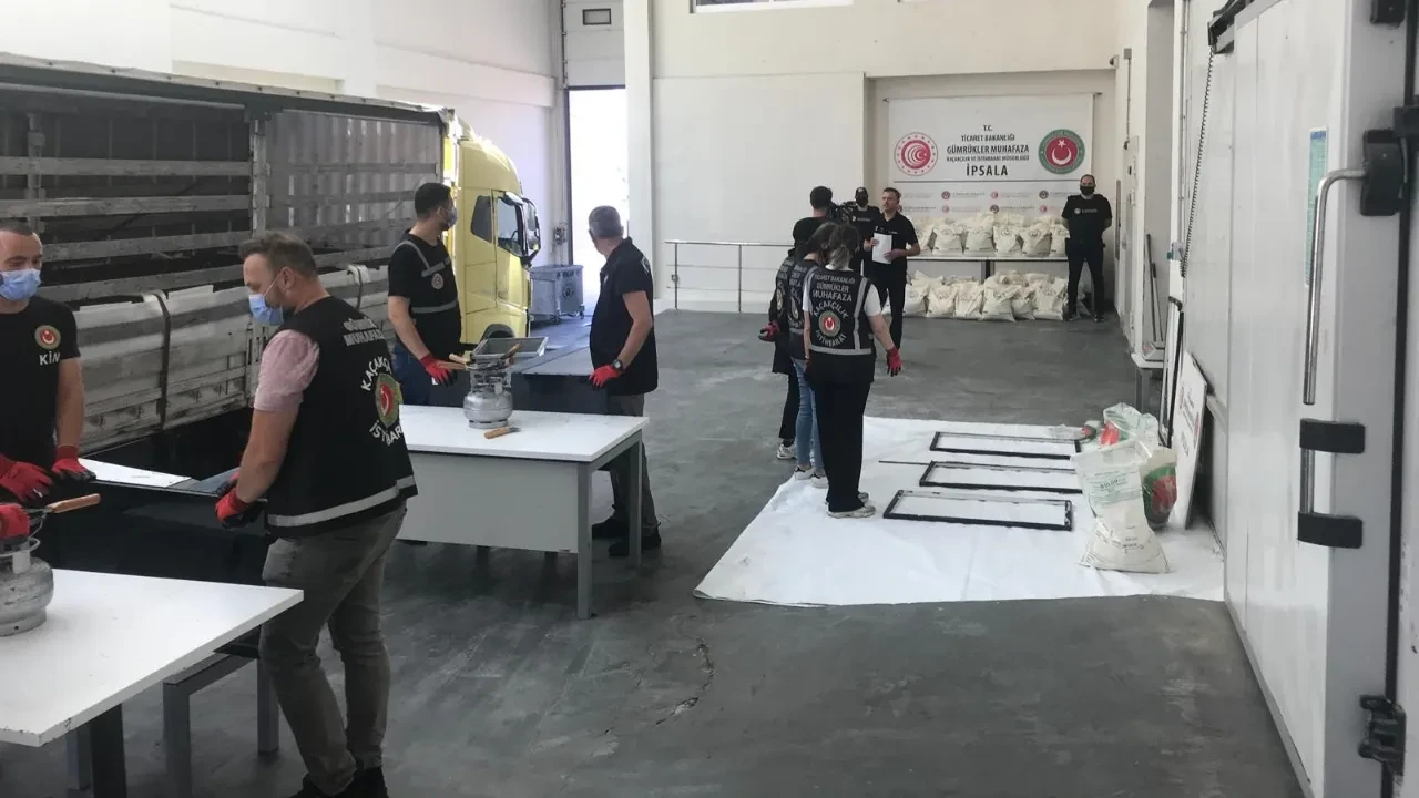 Zehir tacirlerinin sevkiyatı Türkiye'de patladı! Gizli bölmelerden 1,5 ton uyuşturucu çıktı