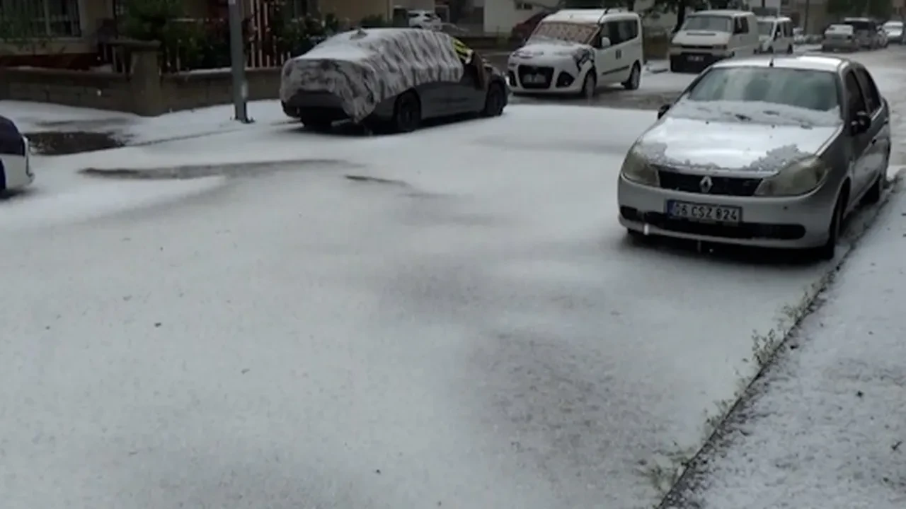 Ankara'da 'süper hücre' alarmı! Dolu bir anda bastırdı, yollar beyaza büründü