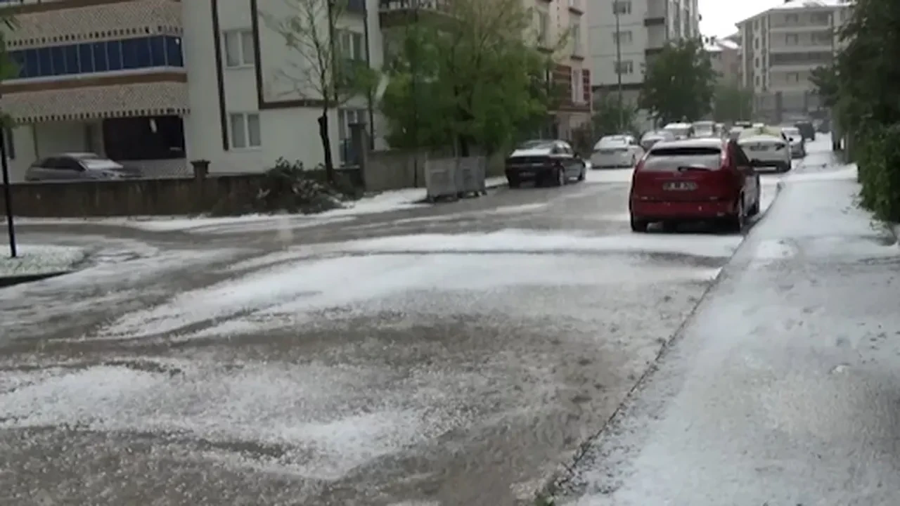 Ankara'da 'süper hücre' alarmı! Dolu bir anda bastırdı, yollar beyaza büründü