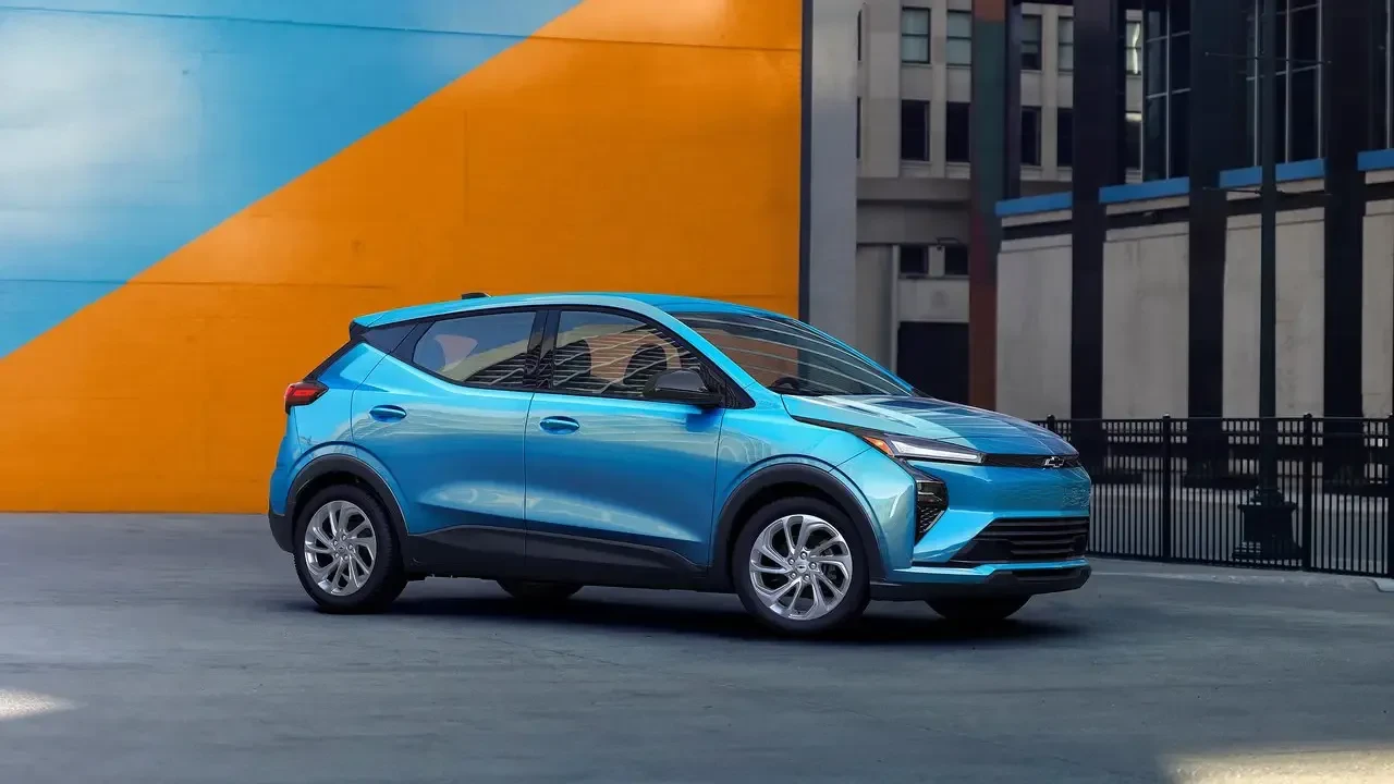 Araç piyasasında büyük kapışmanın galibi! 2027 Chevrolet Bolt mu, 2026 Nissan Leaf mi? İşte menzil, güç, konfor karşılaştırması