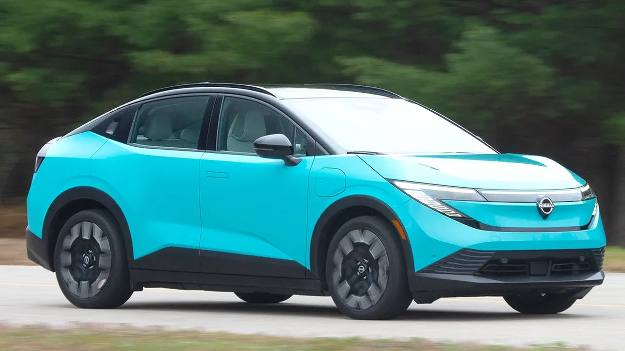 Araç piyasasında büyük kapışmanın galibi! 2027 Chevrolet Bolt mu, 2026 Nissan Leaf mi? İşte menzil, güç, konfor karşılaştırması