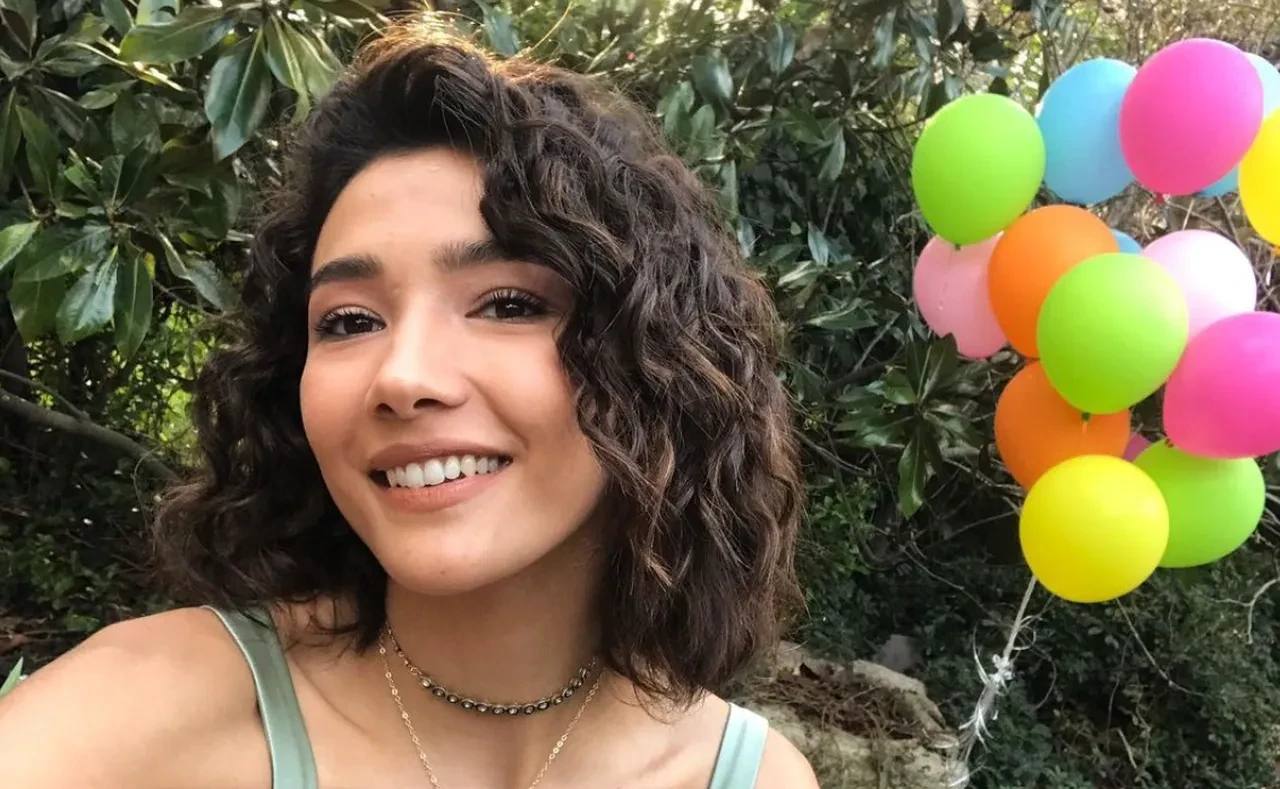 Aybüke Pusat'dan sürpriz proje: Ünlü oyuncu En Mutlu Günümde'nin başrolü ve yapımcısı oldu