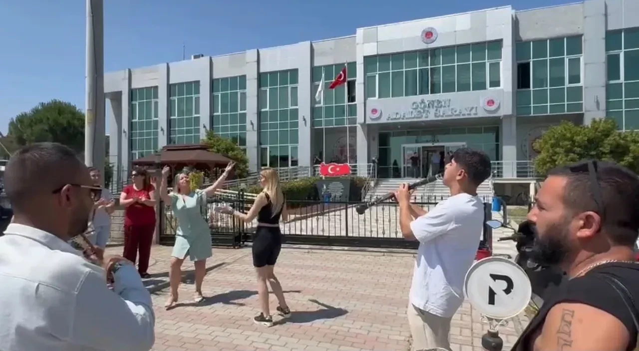 Boşanmasını lokma dağıtarak kutladı! Evliliğini bitirdikten sonra yazdığı yazı dikkati çekti
