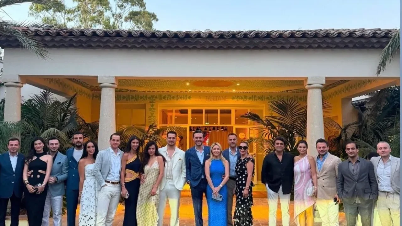 Çağatay Ulusoy ve Aslıhan Malbora’dan dikkat çeken Fransa çıkarması! Ünlü çifttin fotoğrafına yorum yağdı