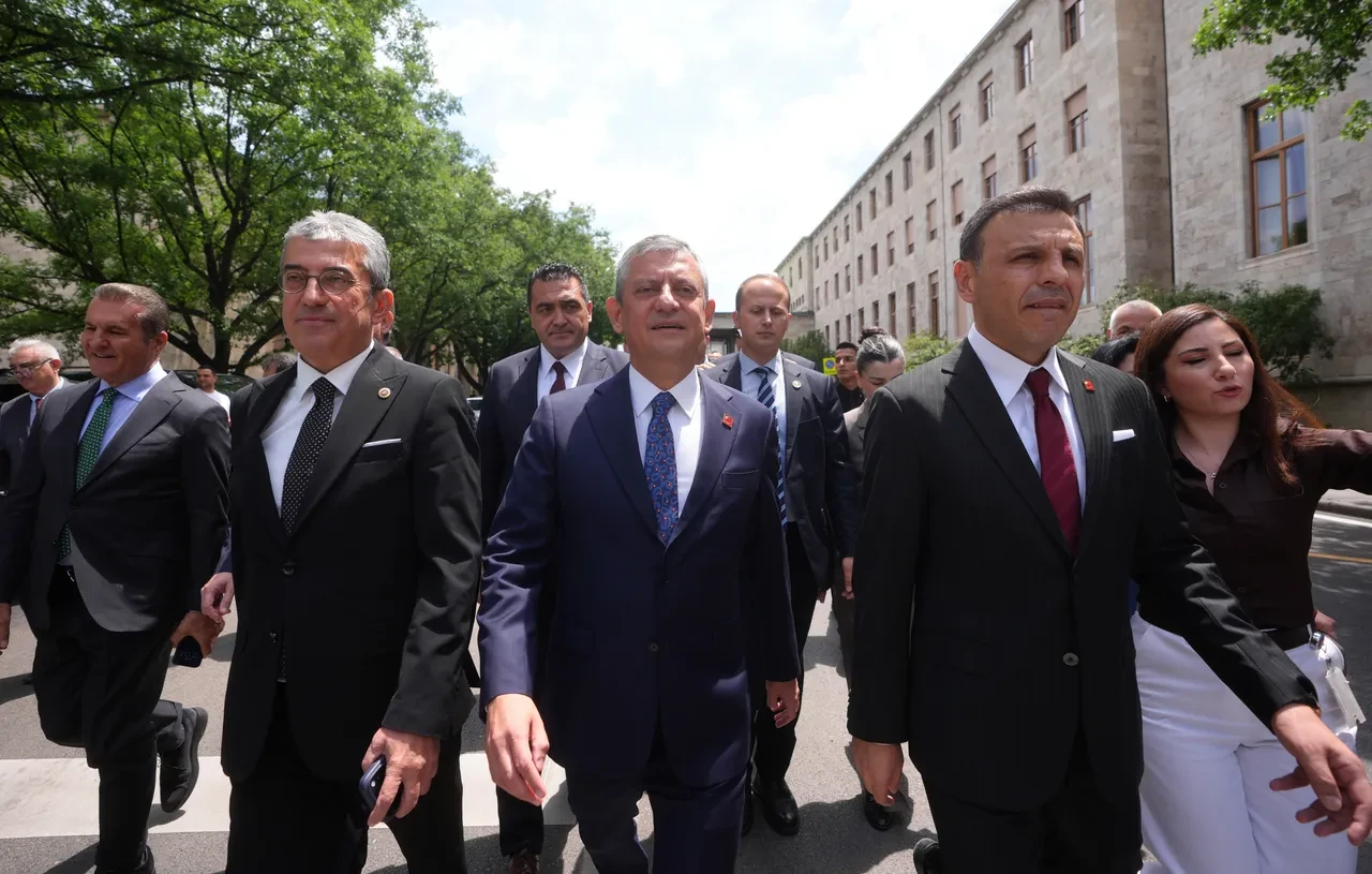 CHP'de kurultay takvimi belli oldu! Delegeler yenilenecek