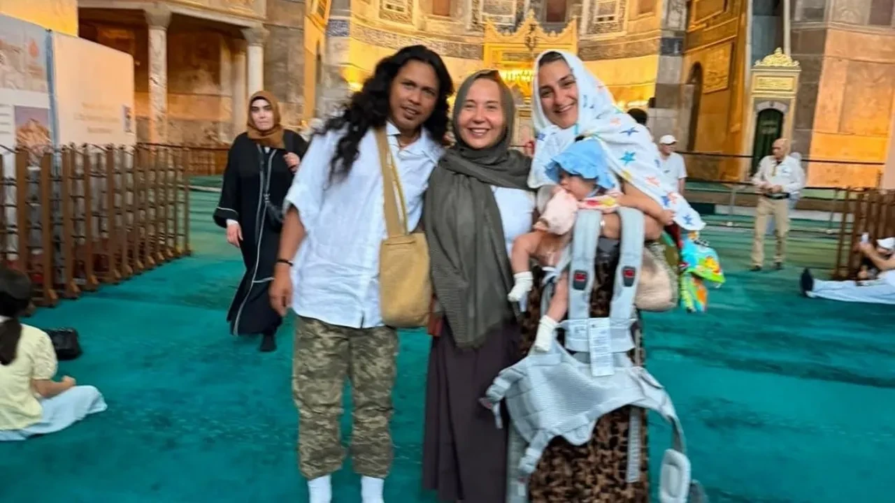 Dünyanın bir ucundan Arda Turan’a ziyaret! Bolivyalı bacanağı İstanbul turunda cami cami dolaştı